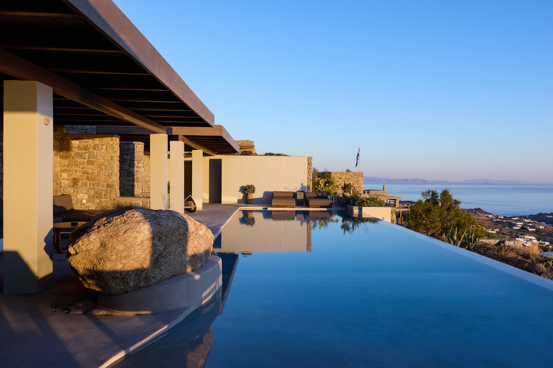 Mykonos Rocks 9674